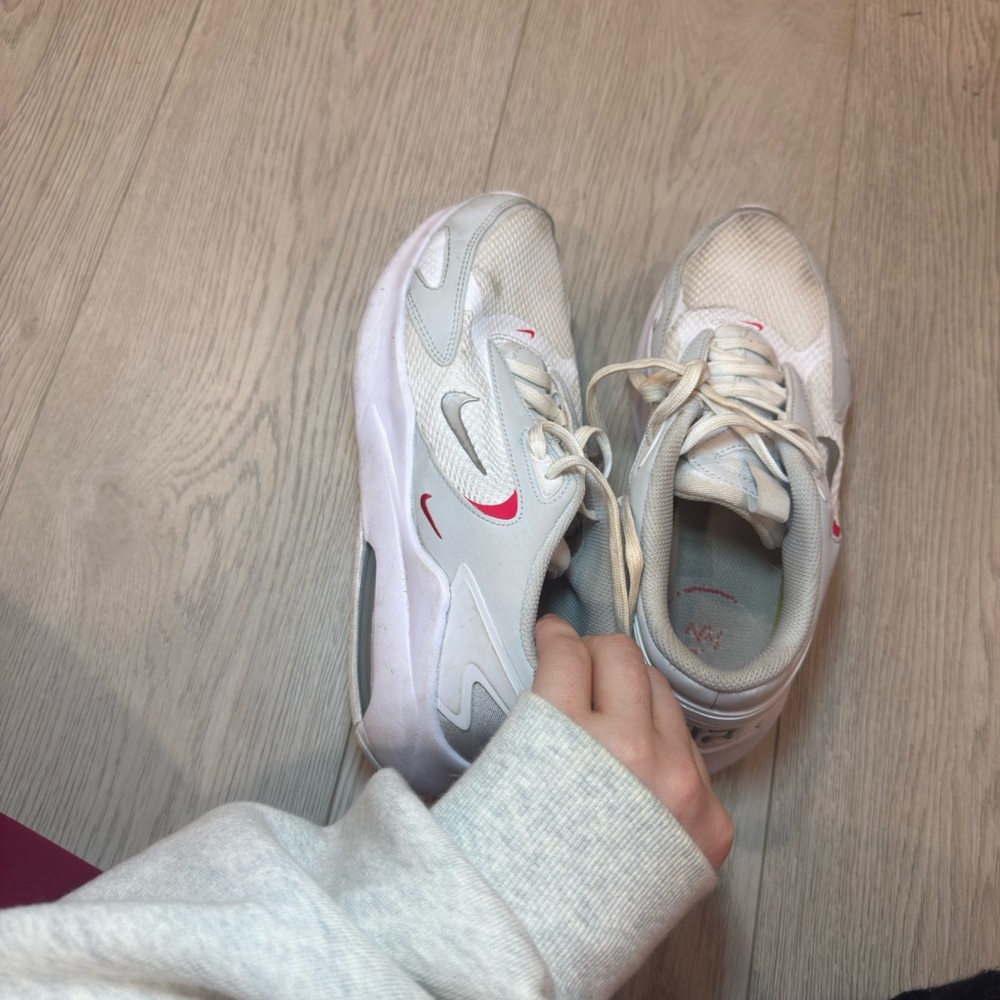 NIKE sneakers 8.5 - Picture 3 of 7